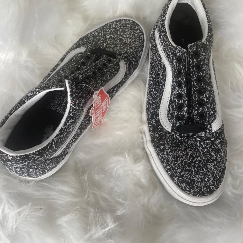 Vans - Picture 2 of 4